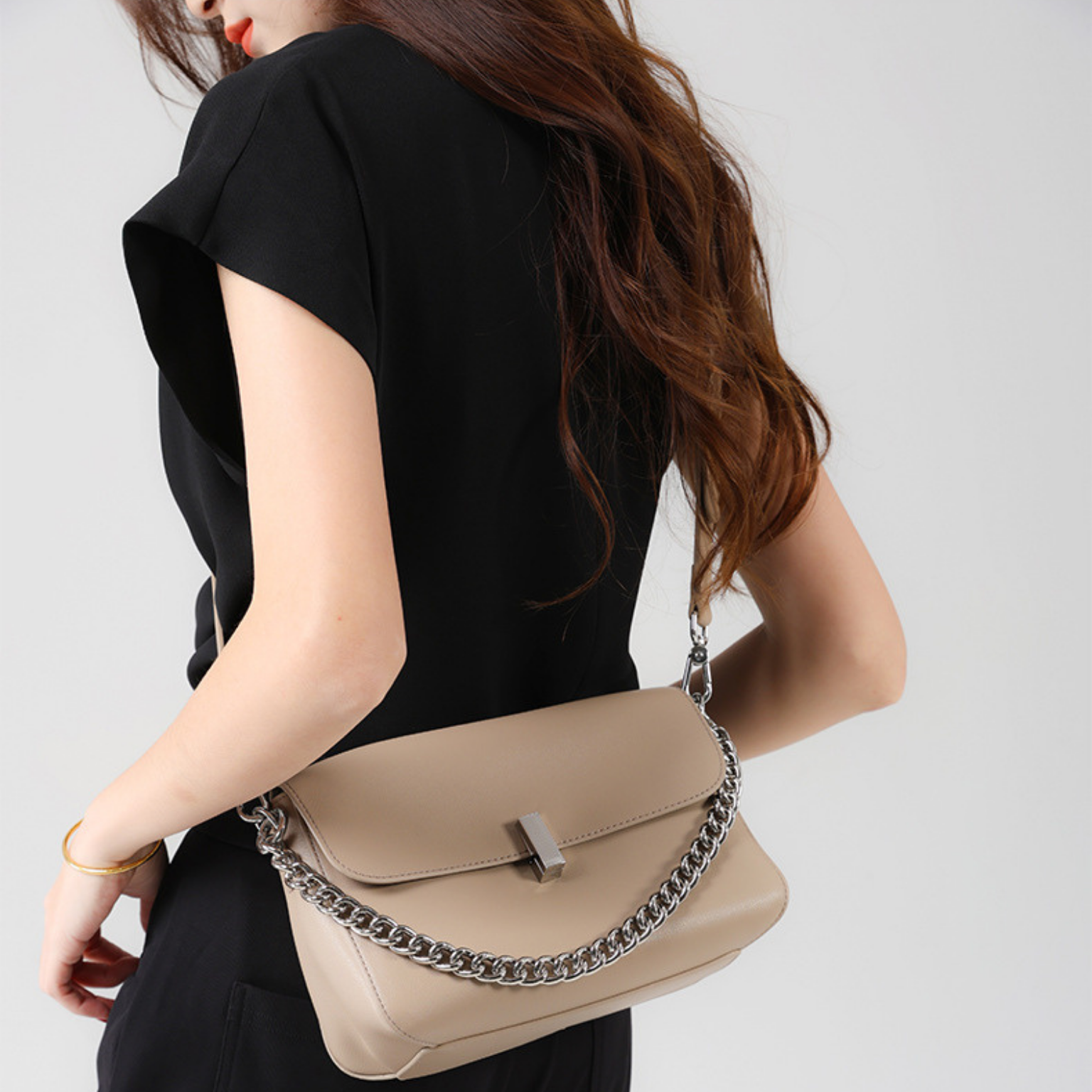 Bolsa Mirabella – Bolsa de couro feminina tiracolo com corrente