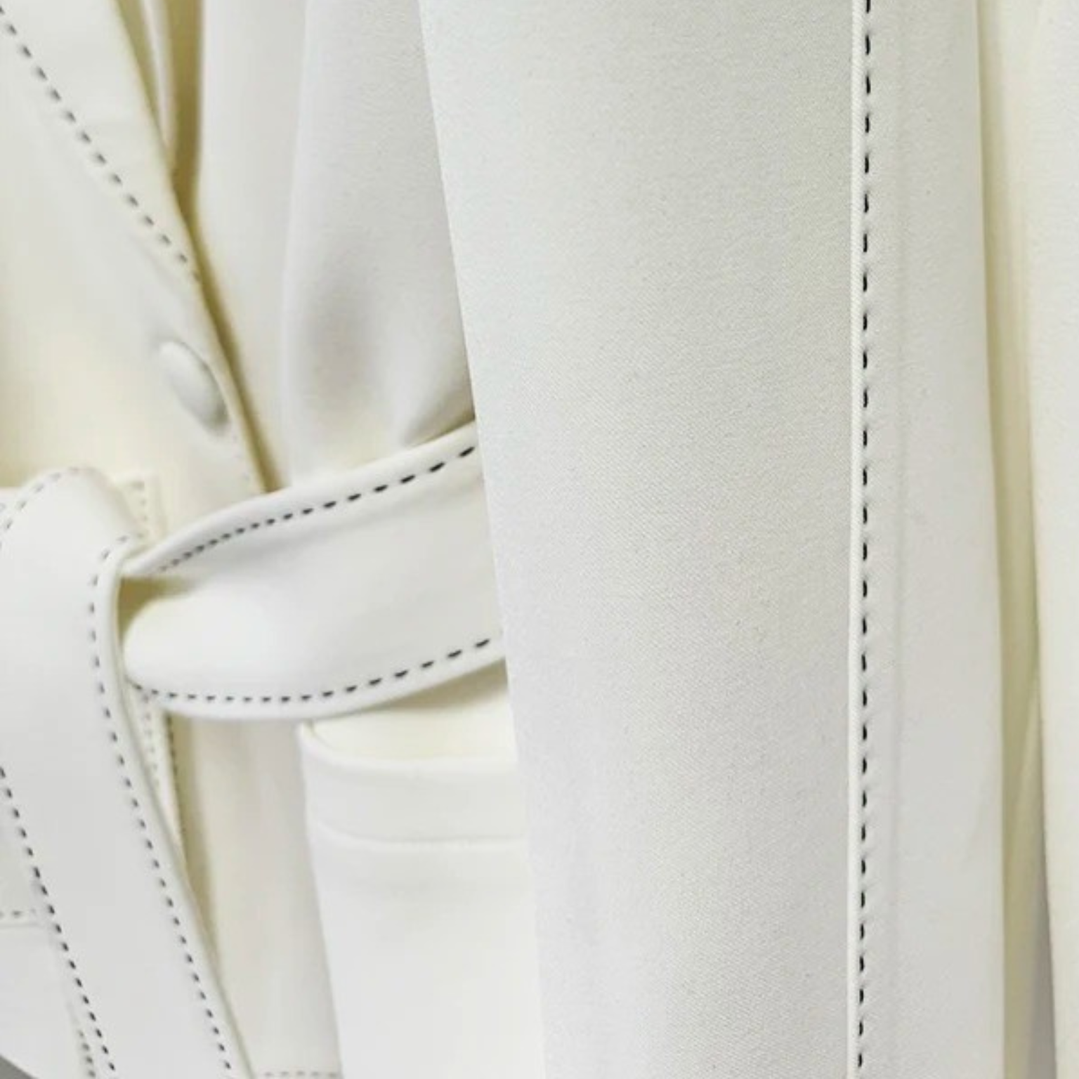 Conjunto Andros – Terno feminino com blazer estruturado preto ou branco e calça de alfaiataria reta