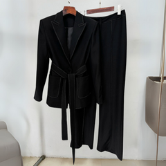 Conjunto Andros – Terno feminino com blazer estruturado preto ou branco e calça de alfaiataria reta