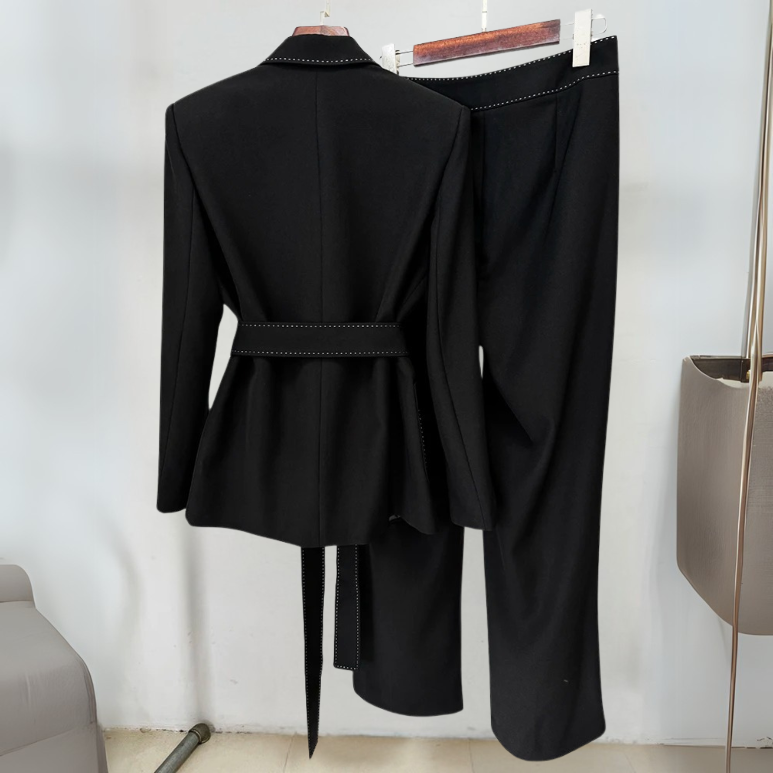 Conjunto Andros – Terno feminino com blazer estruturado preto ou branco e calça de alfaiataria reta