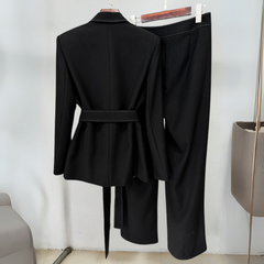 Conjunto Andros – Terno feminino com blazer estruturado preto ou branco e calça de alfaiataria reta