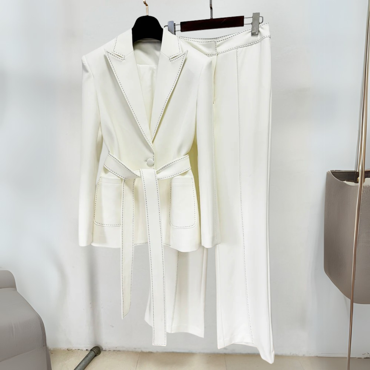 Conjunto Andros – Terno feminino com blazer estruturado preto ou branco e calça de alfaiataria reta