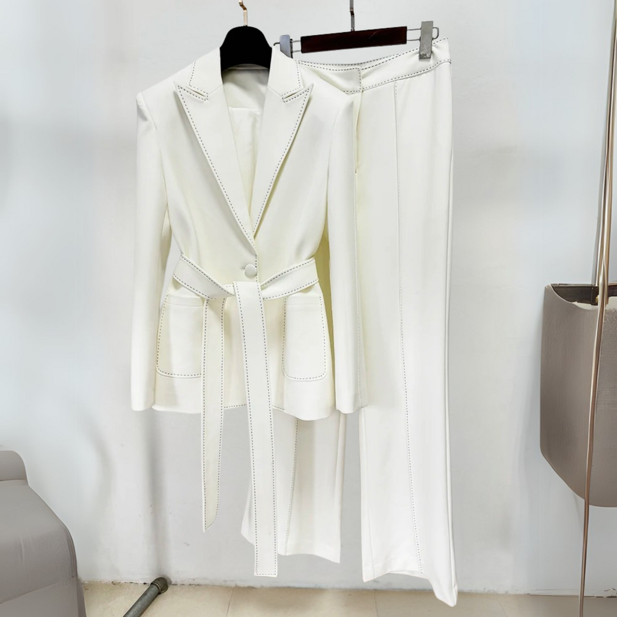 Conjunto Andros – Terno feminino com blazer estruturado preto ou branco e calça de alfaiataria reta