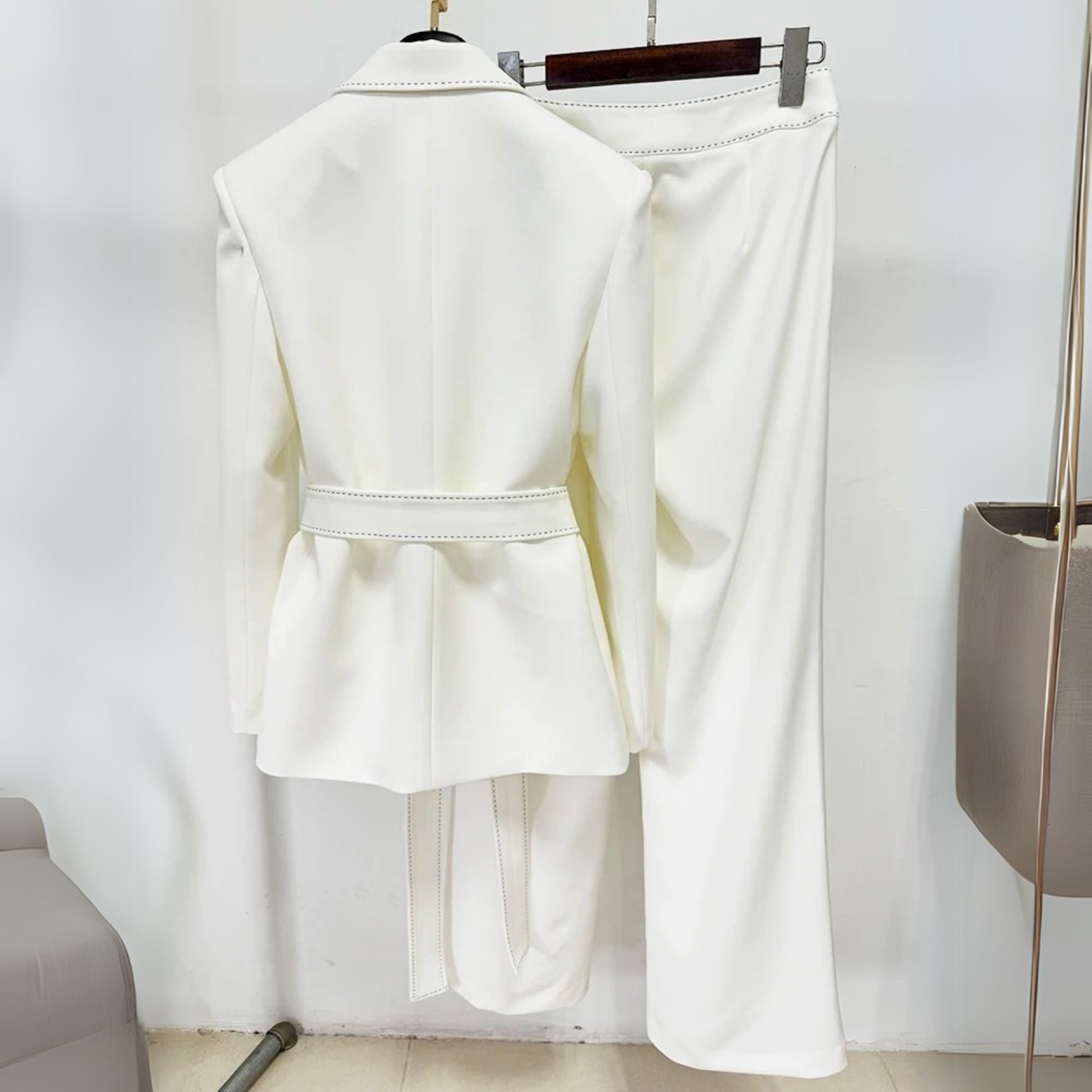 Conjunto Andros – Terno feminino com blazer estruturado preto ou branco e calça de alfaiataria reta