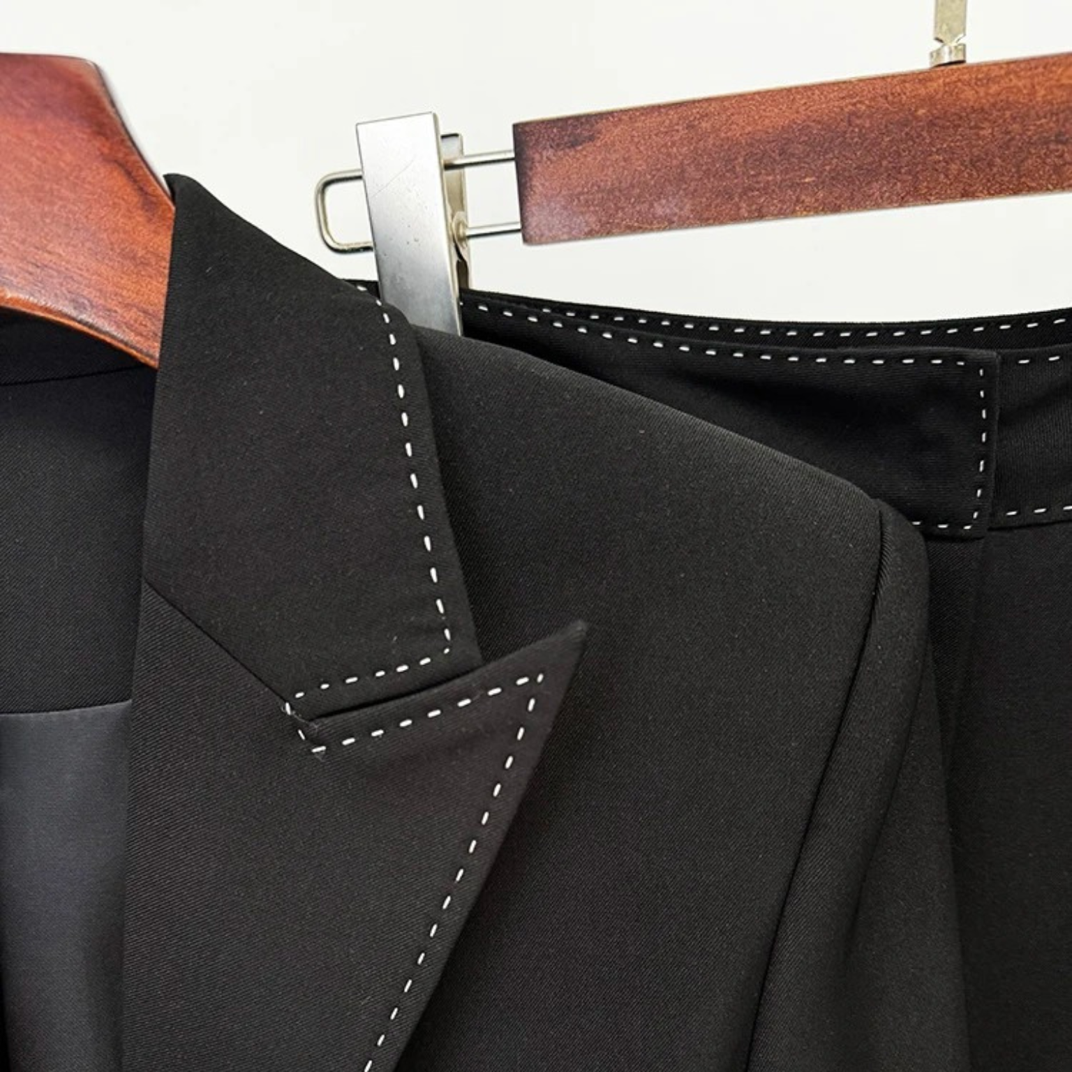 Conjunto Andros – Terno feminino com blazer estruturado preto ou branco e calça de alfaiataria reta