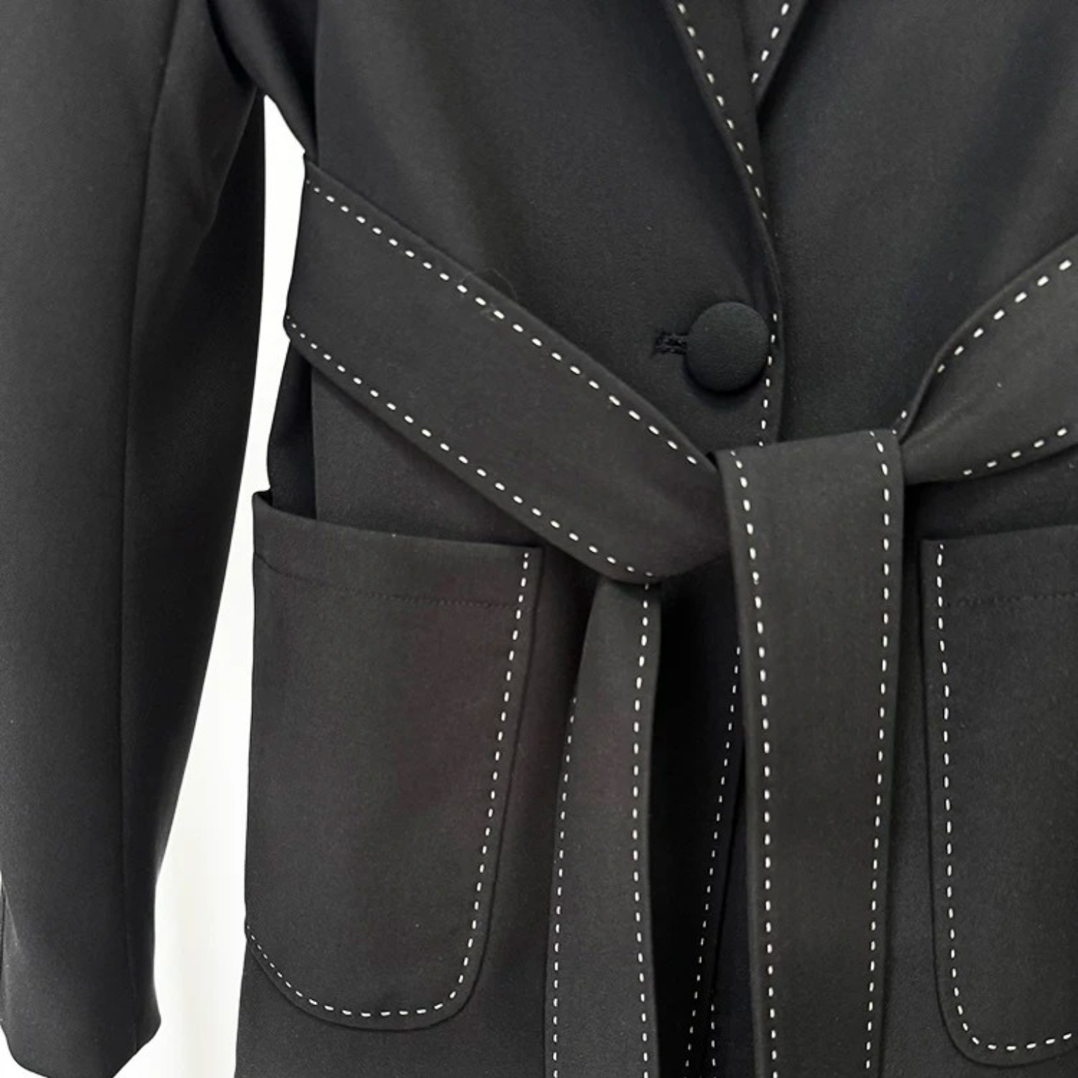Conjunto Andros – Terno feminino com blazer estruturado preto ou branco e calça de alfaiataria reta